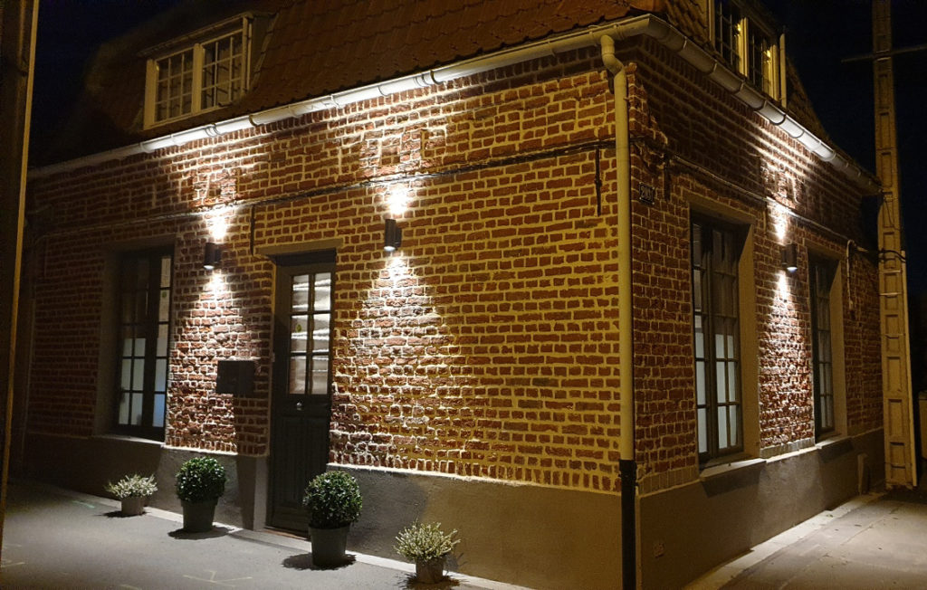 maison avec éclairage extérieur